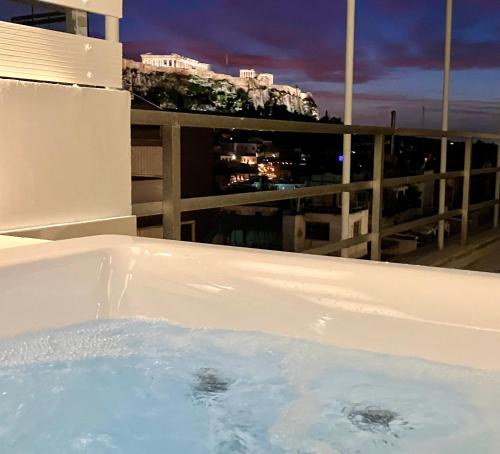 בריכת השחייה שנמצאת ב-Syntagma Spa with Acropolis View או באזור