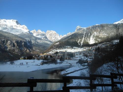 莫尔韦诺Garnì Lago Alpino的山中的一个小镇,有雪覆盖的山脉