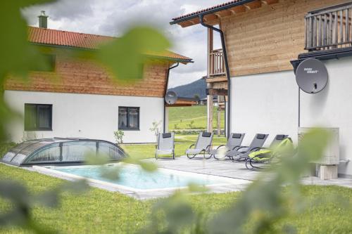 Piscina de la sau aproape de Inzell Chalets by S4Y