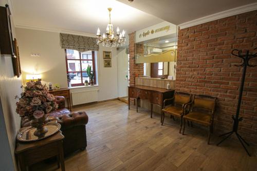 sala de estar con sofá y pared de ladrillo en Apple Economy Hotel, en Kaunas