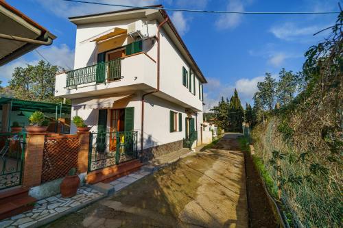 biały dom z balkonem na ulicy w obiekcie Casa Barbarossa - Goelba w mieście Porto Azzurro