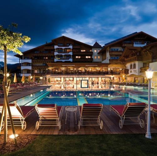 - une vue sur la piscine du complexe la nuit dans l'établissement Alpenpark Resort Superior, à Seefeld in Tirol