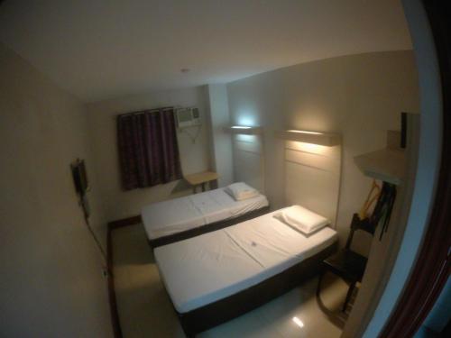 Camera piccola con letto e finestra di D' Loft Inn CDO a Cagayan de Oro