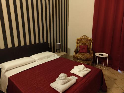 1 dormitorio con 1 cama con toallas en Hotel Trieste, en Catania