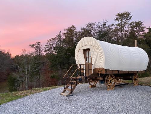 Φωτογραφία από το άλμπουμ του Smoky Hollow Outdoor Resort Covered Wagon σε Sevierville