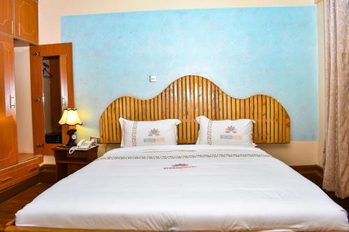 Cama ou camas em um quarto em Breeze Hotel Nyahururu