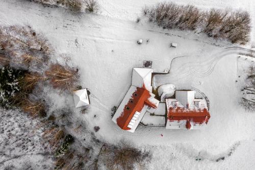 una vista aérea de una casa en la nieve en Top Mountain Villa, en Wisła