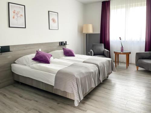 เตียงในห้องที่ PRIMA Inn HOTEL & HOF NEURUPPIN - digitales & rezeptionsloses Motel