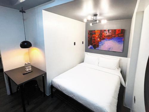 - une petite chambre avec un lit et une table dans l'établissement mySTAY Hotel BGC North, à Manille