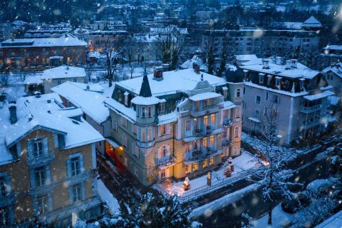 een stad met met met sneeuw bedekte daken en gebouwen bij Villa Rein Boutiquehotel in Bad Reichenhall