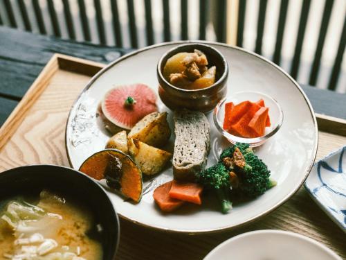 Makanan di atau berdekatan hotel