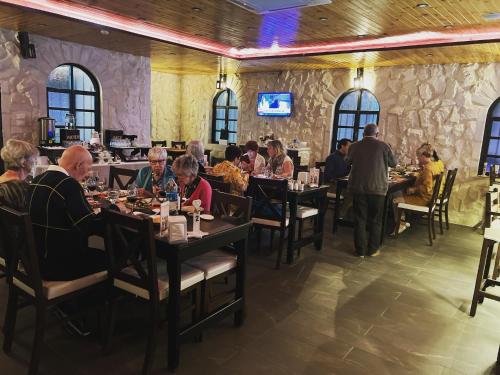 Restoran või mõni muu söögikoht majutusasutuses Mount Nebo Hotel & Restaurant Madaba City Center