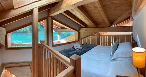 een slaapkamer in een blokhut met een bed bij Chalet Brio in Samoëns