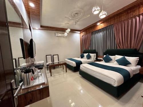 Katil atau katil-katil dalam bilik di Hotel Baba Deluxe at New Delhi Railway Station -By RCG Hotels