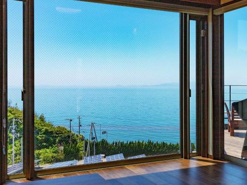 una camera con una grande finestra che si affaccia sull'oceano di Sumoto - Cottage - Vacation STAY 24974v a Sumoto