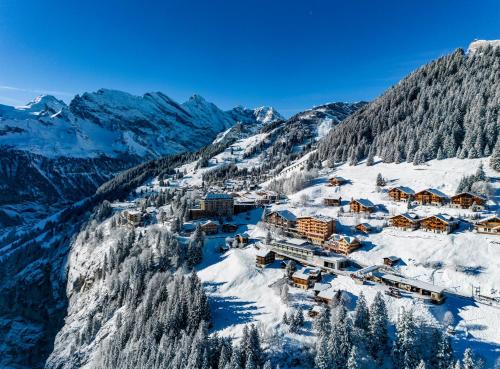 eine Ski-Lodge auf einem schneebedeckten Berg in der Unterkunft Eiger Mürren Swiss Quality Hotel in Mürren