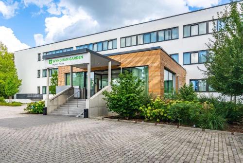 einem Bürogebäude mit einer Treppe davor in der Unterkunft Wyndham Garden Munich Messe in München