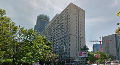 een hoog gebouw midden in een stad bij Central Apartments Grzybowska in Warschau