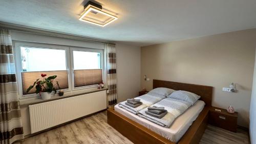 Habitación pequeña con cama y ventana en Pension zum Winterberg, en Elsterwerda