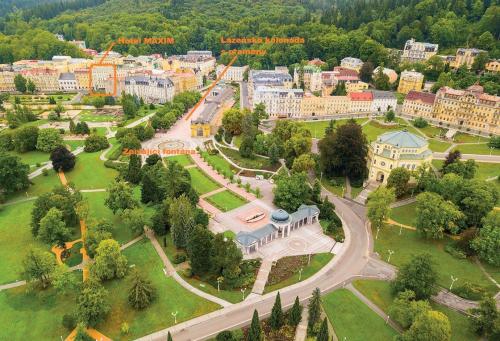 una vista aérea de una ciudad con un parque en Hotel Maxim, en Mariánské Lázně