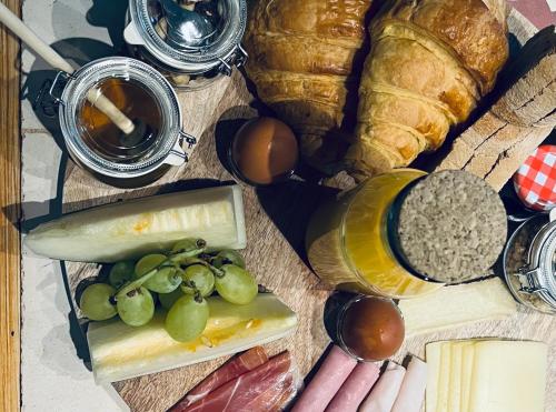 - une table recouverte de fromage, de viande et de pain dans l'établissement Quinta do Caçador, à Estremoz