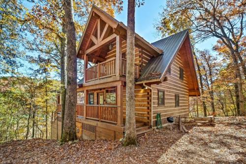 uma cabana de madeira na floresta com árvores em Cinnamon Valley em Eureka Springs