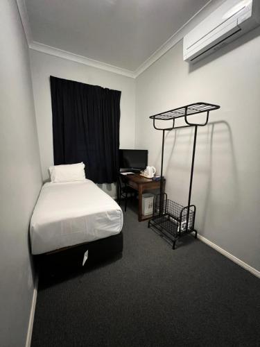 Kama o mga kama sa kuwarto sa Adelaide Pulteney Motel