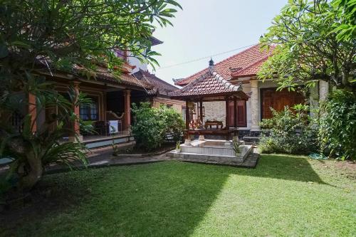 גינה חיצונית ב-Indopurejoy House - Komala Indah Cottages