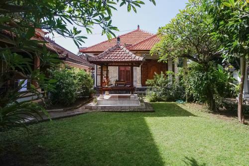 גינה חיצונית ב-Indopurejoy House - Komala Indah Cottages