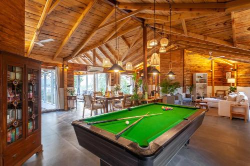 Билярдна маса в Anjee's Chalet by StayVista - Mountain-view villa with Classic wooden interiors, Lush lawn & Snooker table