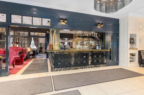 um bar no meio de uma sala em Vimmerby Stadshotell, WorldHotels Crafted em Vimmerby