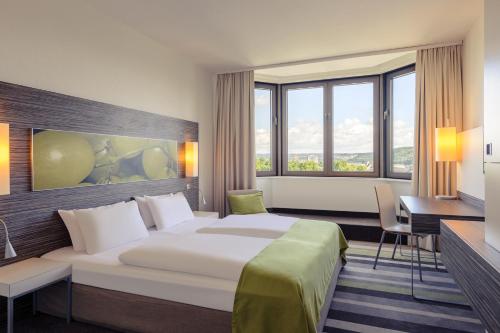 Giường trong phòng chung tại Mercure Hotel Koblenz