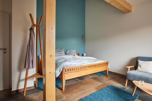 - une chambre avec un lit et un mur bleu dans l'établissement Biopension Satya, à Offenbourg