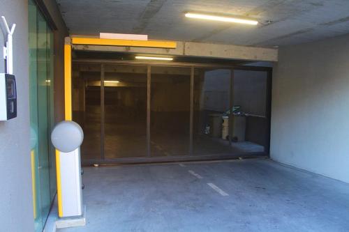 een lege garage met een grote glazen deur bij Apart Hotel Bauerle & Apartamentos in Temuco