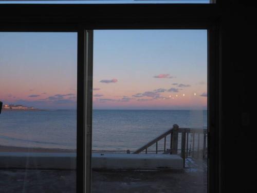 una finestra con vista sull'oceano di Casa al Mare Beachfront Retreat King Bed Near Yale a East Haven