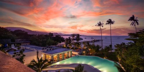 uma vista aérea de uma casa com piscina ao pôr-do-sol em The Culture Samui em Bangrak Beach