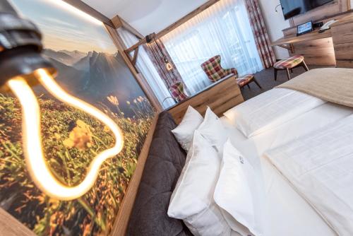 Cama ou camas em um quarto em Hotel Tyrol