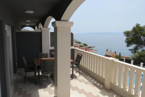 d'un balcon avec une table et des chaises donnant sur l'océan. dans l'établissement Villa Omazic, à Trogir