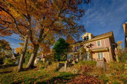 Un jardín fuera de Niagara River&Gorgeview Manor-10MinsWalkToFalls