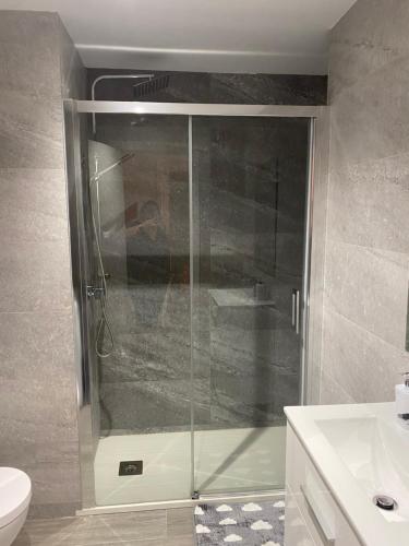 Um banheiro em Apartamento alto standing con piscina privada, aire acondicionado y wifi