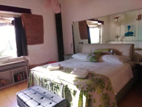 een slaapkamer met een groot bed en handdoeken bij Homes Oasi Posillipo in Napels