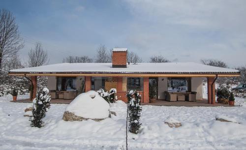 uma casa coberta de neve com um telhado em Thomhof Chalets em Bran