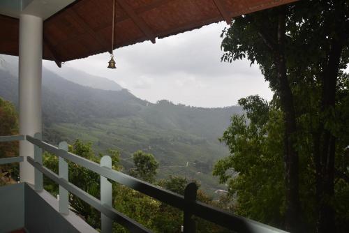 un balcone di una casa con vista sulla valle di Blackberry Hills Munnar Nature Resort & Spa a Munnar