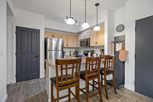 Una cocina o kitchenette en Mountain Retreat - Modern and Bright with Panorama Views 2 bedrooms, 4 beds, heated all-year outdoor pool, hottub, balcony, Banff Park Pass