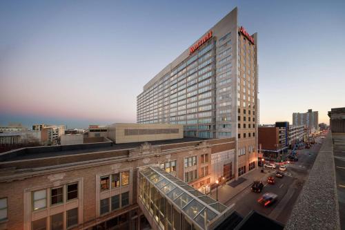 vista su un alto edificio su una strada cittadina di Louisville Marriott Downtown a Louisville