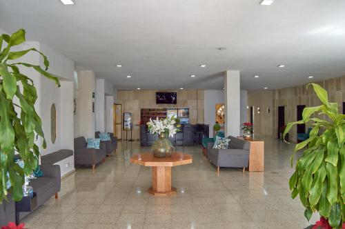 Majoituspaikan Hotel del Alba Inn & Suites aula tai vastaanotto