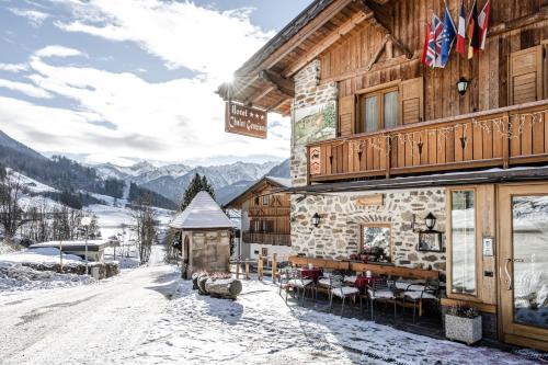 domek narciarski ze śniegiem na ziemi w obiekcie Hotel Chalet Genziana w mieście Peio