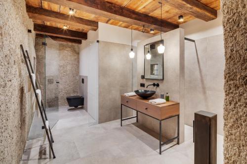 Un baño de Boutiquehotel Rattenberg