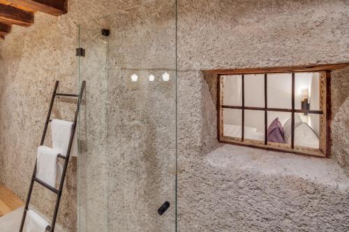 Un baño de Boutiquehotel Rattenberg