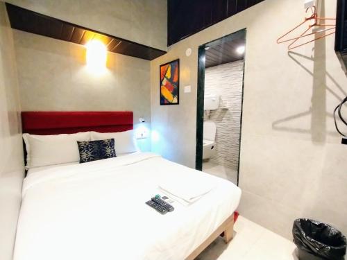 A bed or beds in a room at Hotel Eros - Near Mumbai International Airport T2